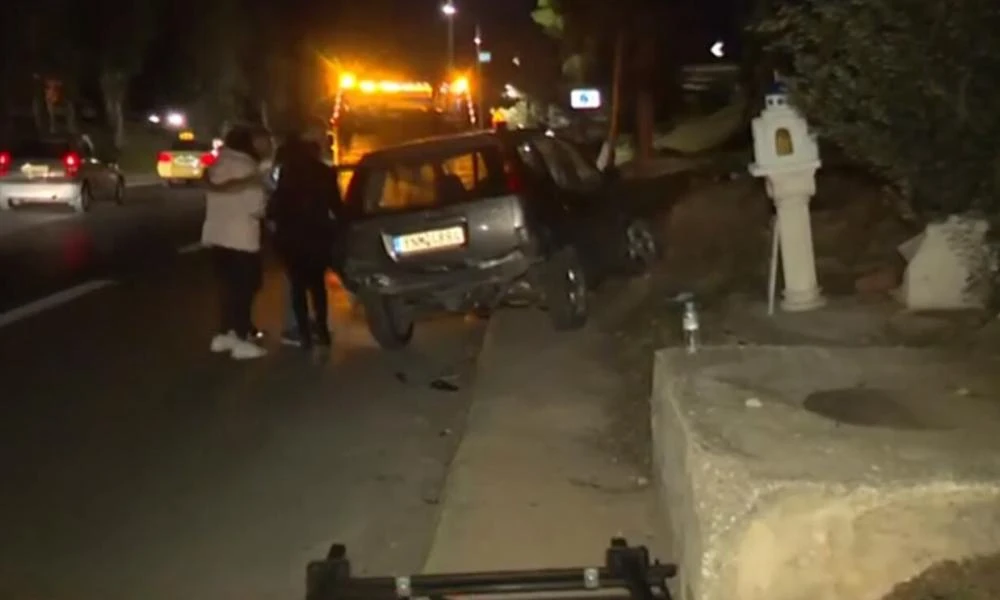 Τροχαίο τα ξημερώματα στη Συγγρού: ΙΧ κατέληξε στο πεζοδρόμιο μετά τη σύγκρουση με άλλο όχημα
